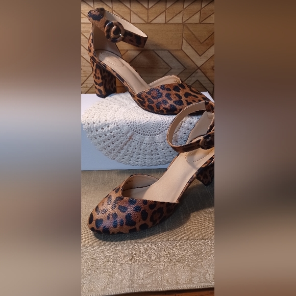 Cheetah Print Comfort Chunky Heels, Size 7 - Picture 3 of 3